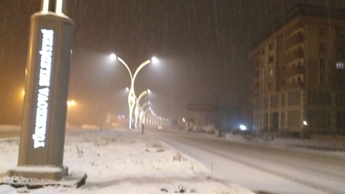 Y&uuml;ksekova&rsquo;da kar yağışı