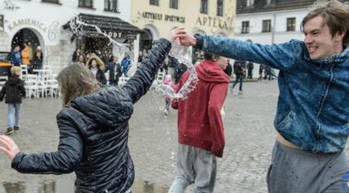 Diğer &uuml;lkelerdeki bu 15 geleneği duyunca ağzınız a&ccedil;ık kalacak! 