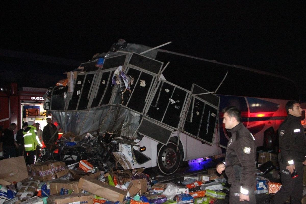 Gece yarısı korkun&ccedil; kaza! Yolcu otob&uuml;s&uuml; TIR'la &ccedil;arpıştı: &Ouml;l&uuml; ve yaralılar var!