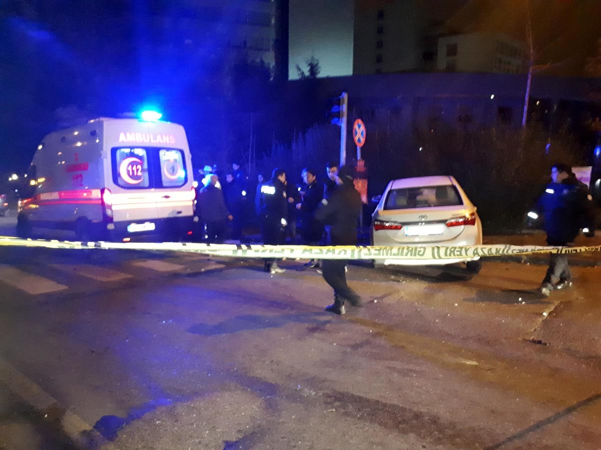 Ankara'da kontrolden &ccedil;ıkan otomobil polis aracına &ccedil;arptı: 2'si polis, 3 yaralı