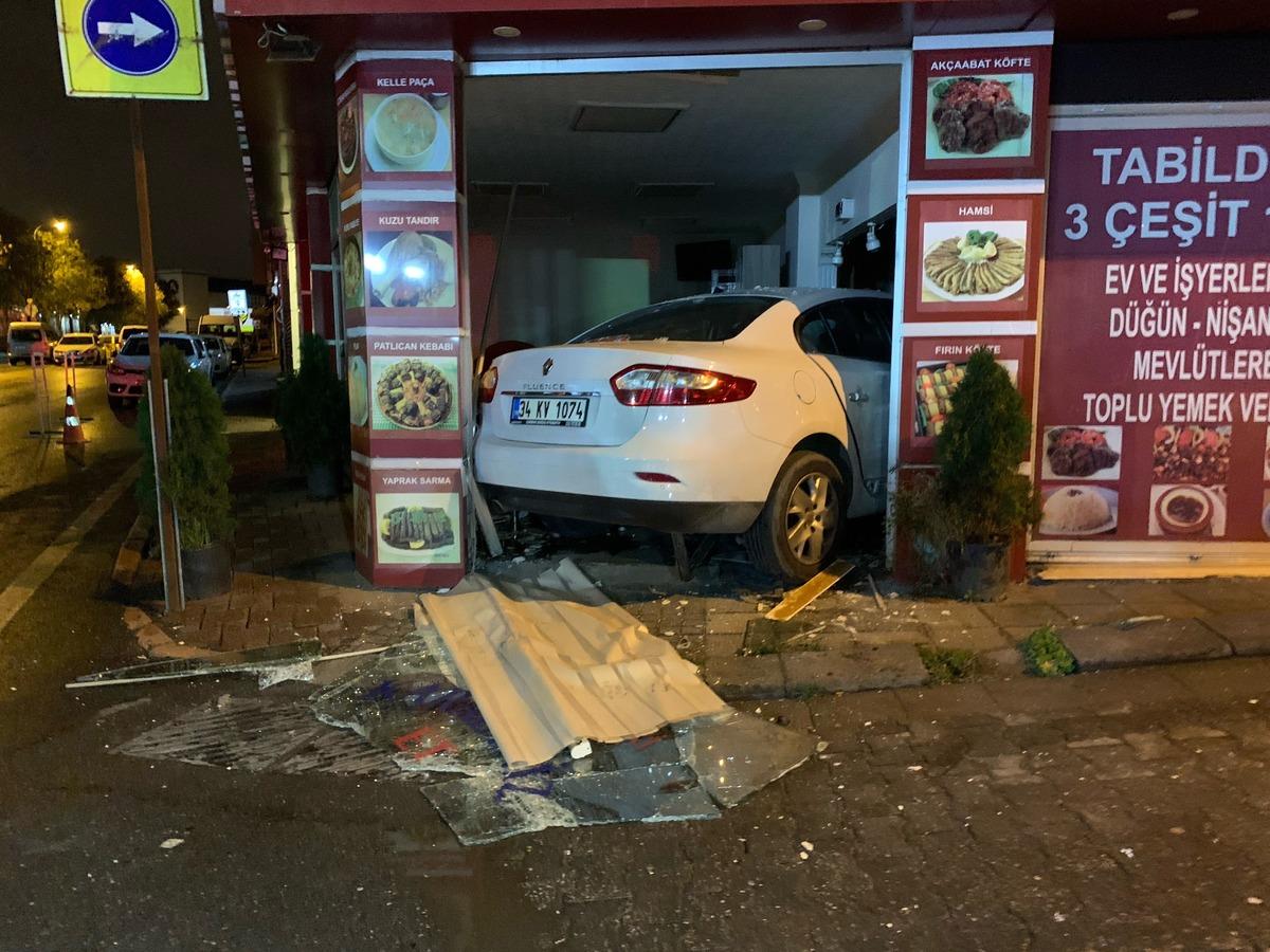 Kadık&ouml;y'de otomobil lokantaya daldı