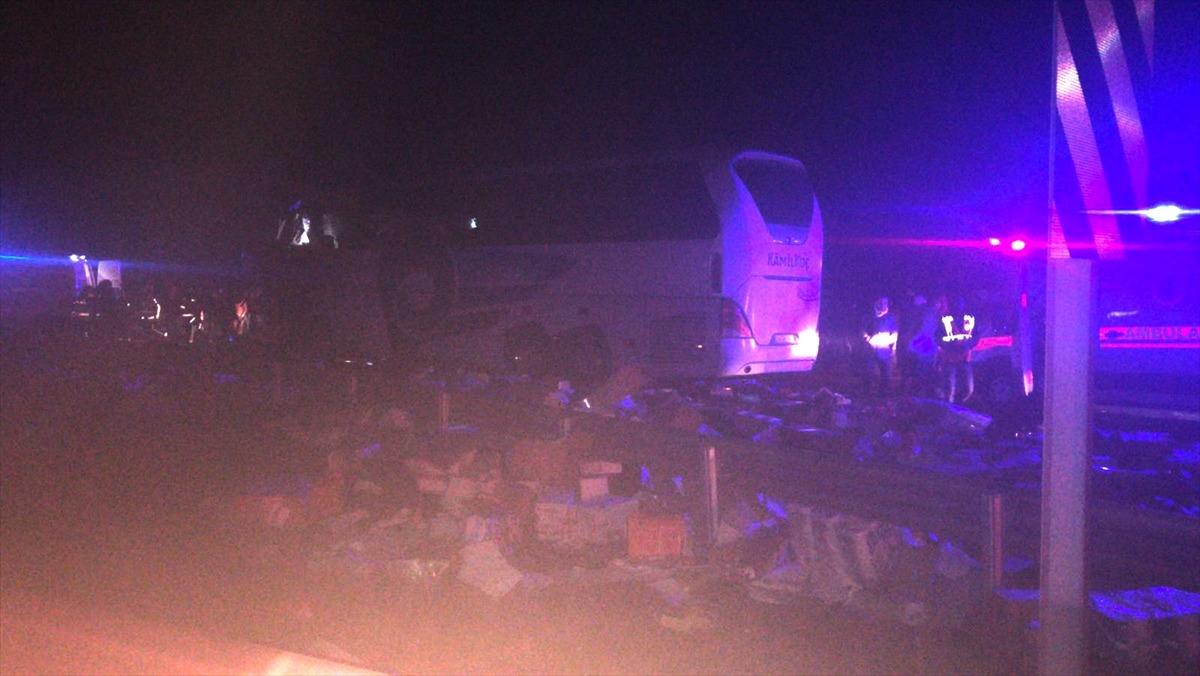G&Uuml;NCELLEME 2 - D&uuml;zce'de yolcu otob&uuml;s&uuml;yle kargo tırı &ccedil;arpıştı: 2 &ouml;l&uuml;, 23 yaralı