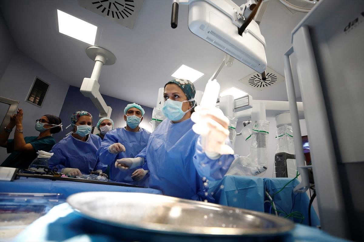 Antalya'da robotik y&ouml;ntemle organ nakli yapıldı! 20 &uuml;lkede canlı yayınlandı