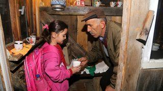 Öğrenciler üşümesin diye yaptı, her gün soba yakıyor