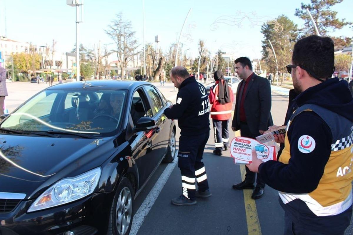 Sağlık&ccedil;ılar &ldquo;Yaşama yol verin&rdquo; dediler