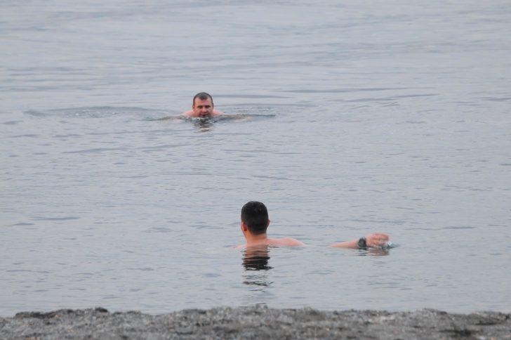 Gölcük'te aralık ayında denize girdiler G4