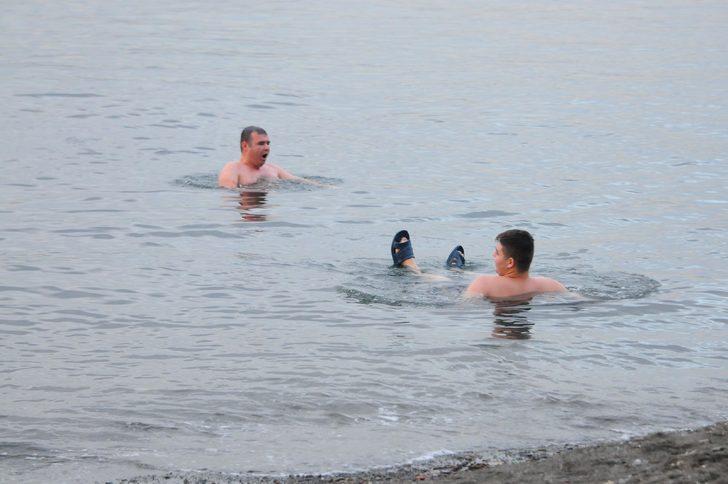 Gölcük'te aralık ayında denize girdiler G3