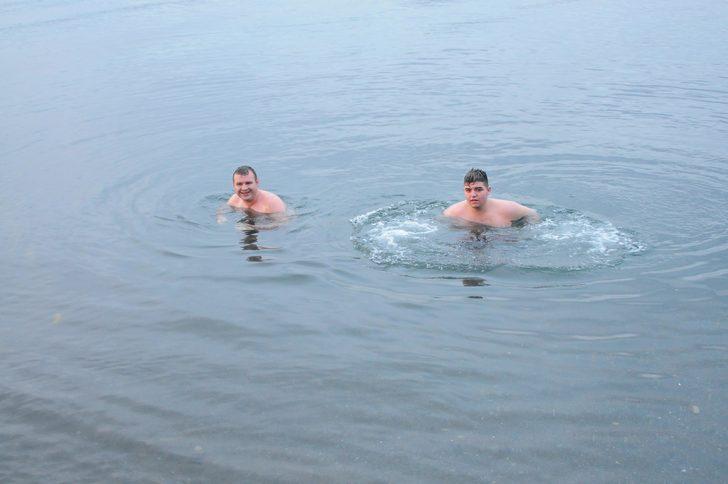 Gölcük'te aralık ayında denize girdiler G1