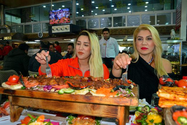 adanalilarin-yeni-gozdesi-acma-kebap_9378_dhaphoto1