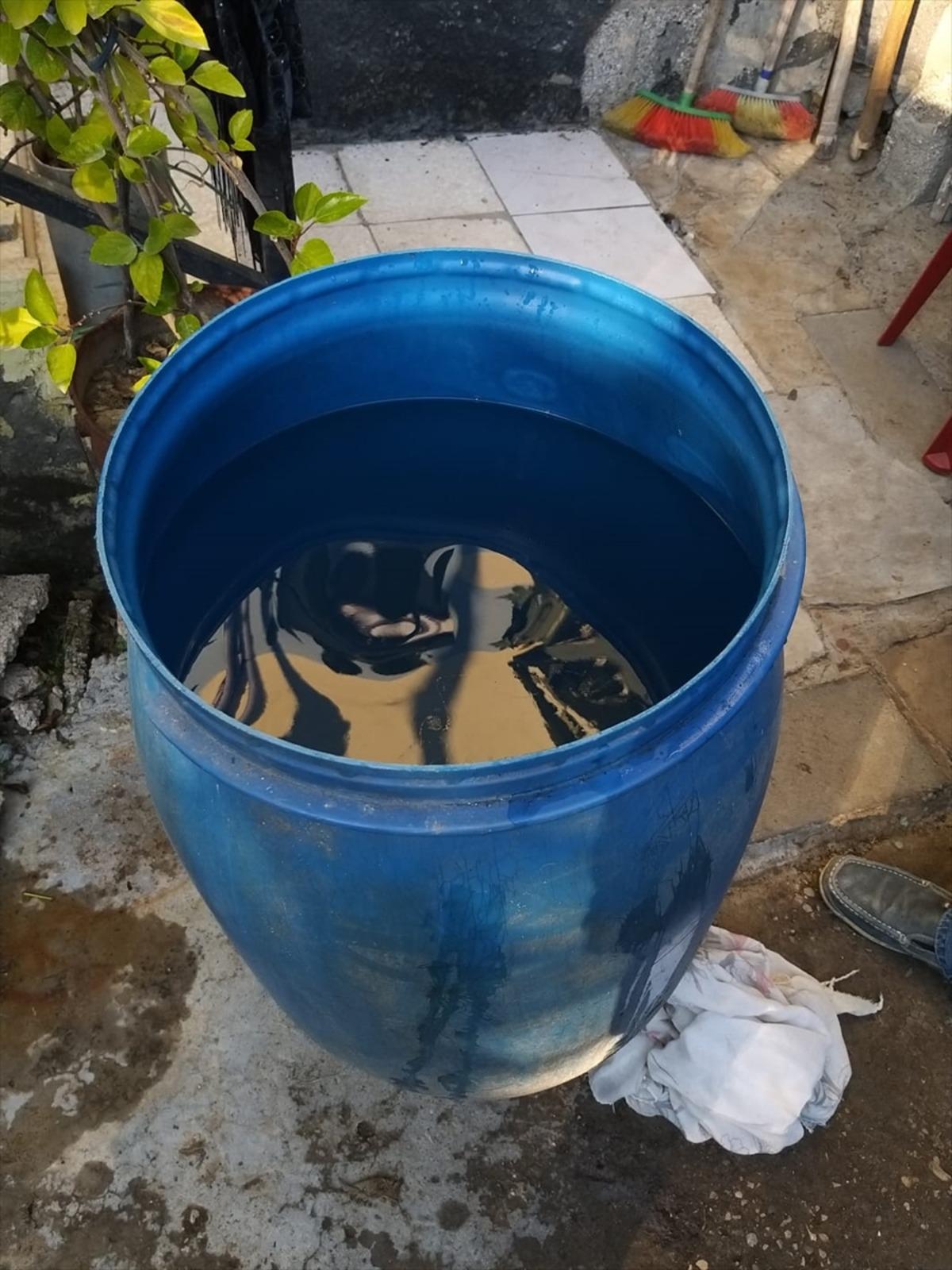 Adana'da imalathaneye d&ouml;n&uuml;şt&uuml;r&uuml;len evde 648 litre sahte i&ccedil;ki ele ge&ccedil;irildi