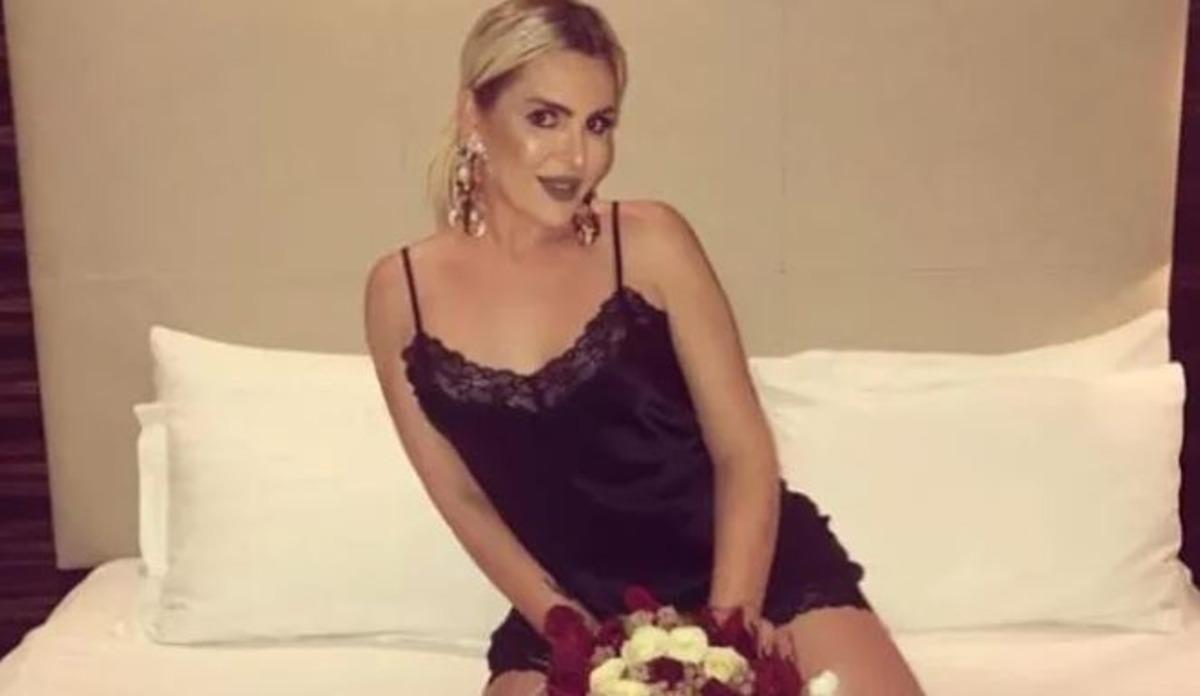 Selin Ciğerci'den bornozlu poz! 