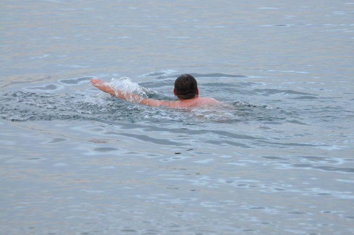 Gölcük'te aralık ayında denize girdiler G2