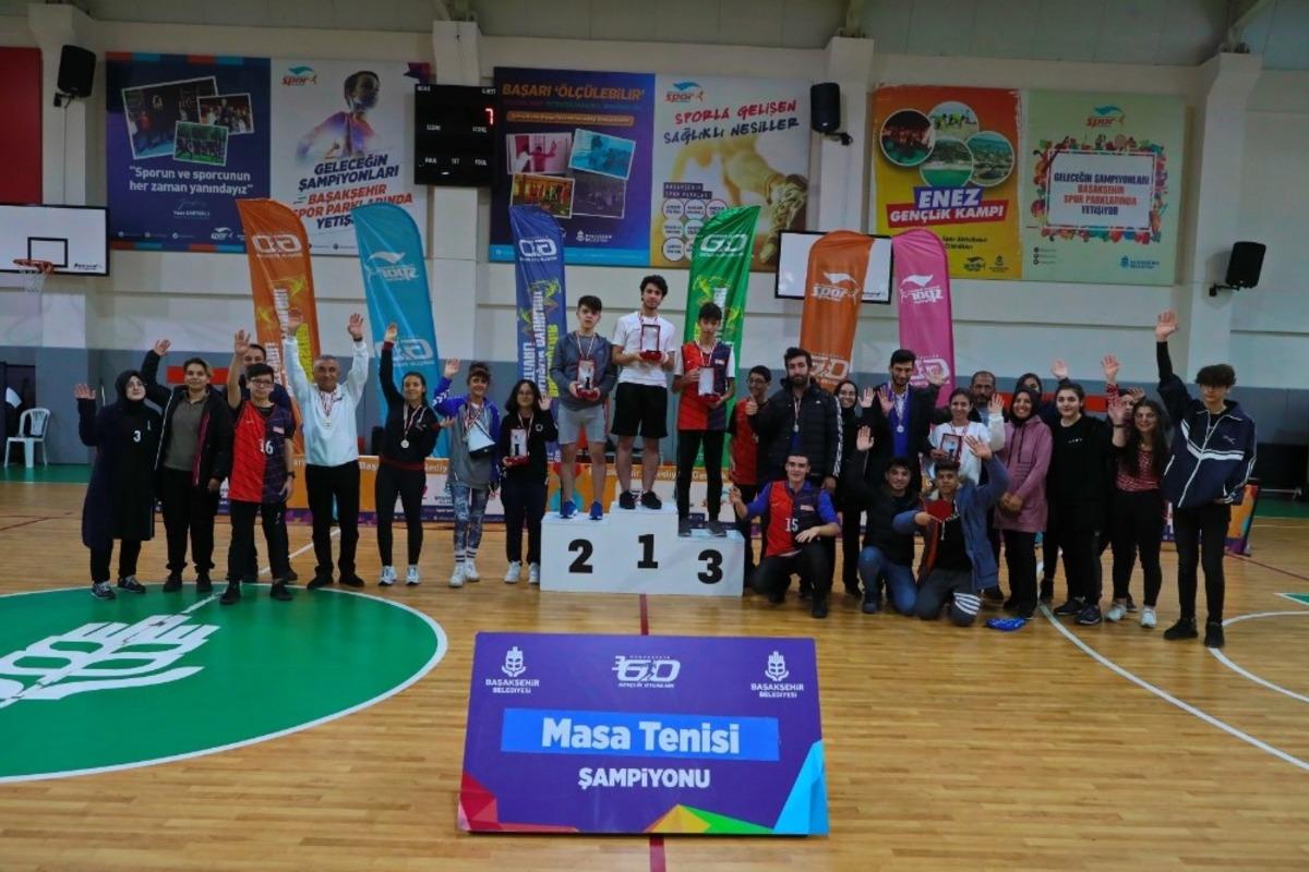 Pinpon topunu takip etmekte zorlandılar