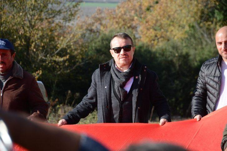 İlçenin en küçük köyüne dev Türk bayrağı dikildi G2