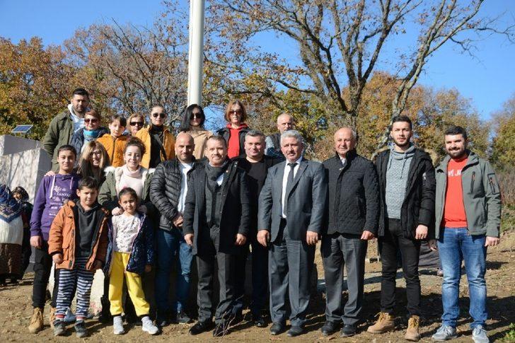 İlçenin en küçük köyüne dev Türk bayrağı dikildi G3