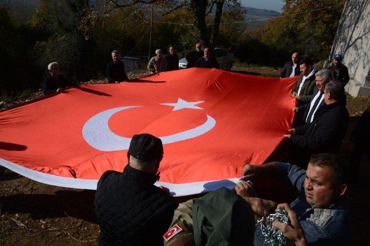İlçenin en küçük köyüne dev Türk bayrağı dikildi G4
