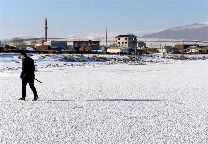Ardahan'da Aktaş Gölü'nün yüzeyi buz tuttu G1