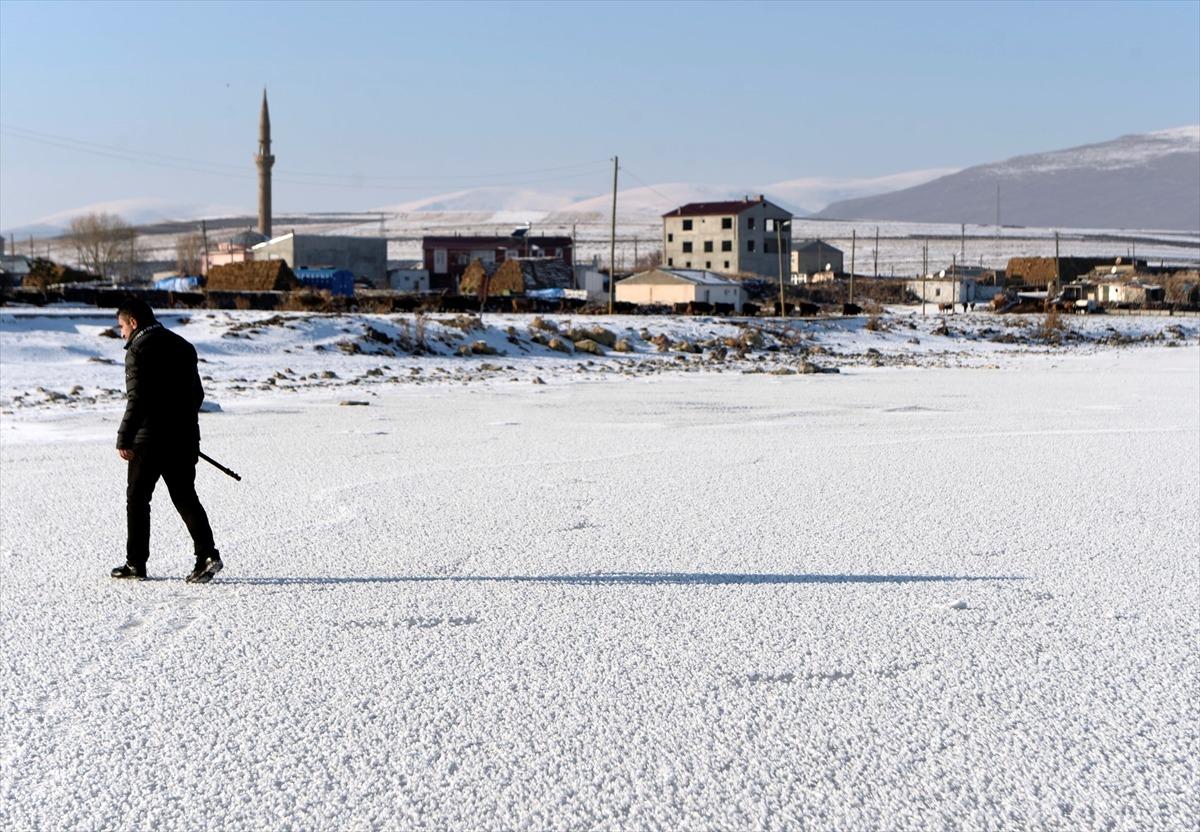 Ardahan'da Aktaş G&ouml;l&uuml;'n&uuml;n y&uuml;zeyi buz tuttu