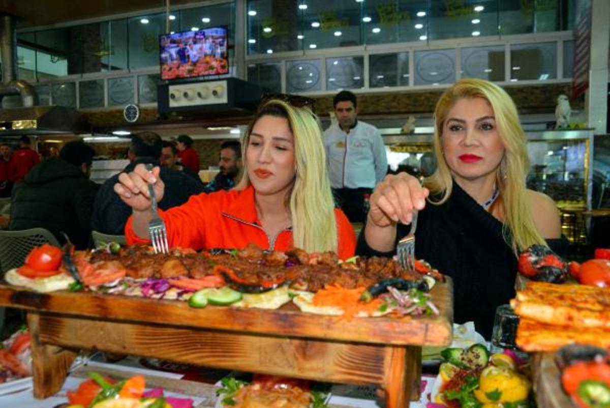 A&ccedil;ma kebabına yoğun ilgi! G&uuml;nl&uuml;k 12 bin 500 TL kazanıyor