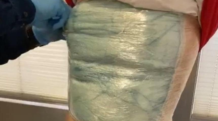 Havalimanında vücuduna sardığı uyuşturucu ile yakalandı