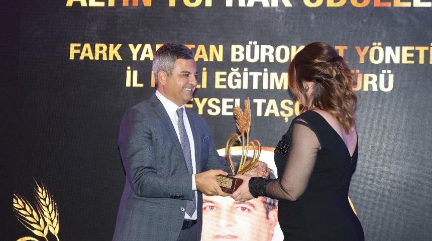 Yılın en iyi fark oluşturan b&uuml;rokratı ve y&ouml;neticisi &ouml;d&uuml;l&uuml; Do&ccedil;. Dr. Feysel Taş&ccedil;ıer&rsquo;e verildi