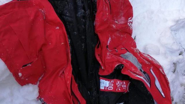 Uludağ'da kayıp dağcılardan Efe Sarp'ın kırmızı montu bulundu (2)