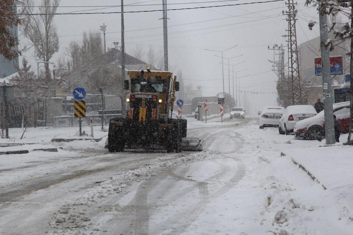 Başkale&rsquo;de kar yağışı