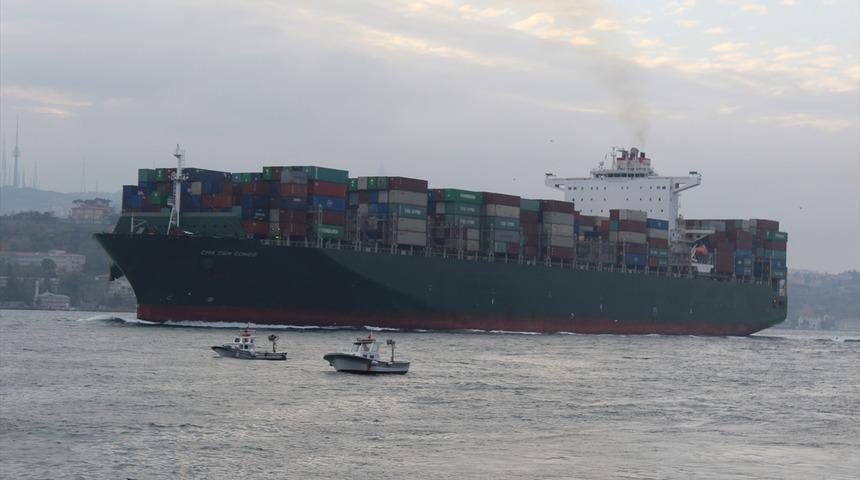 Dev konteyner gemisi İstanbul Boğazı'ndan geçti 
