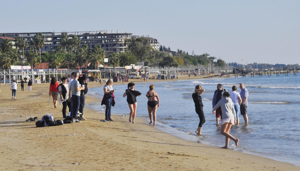 Antalya'da turistler aralık ayında denize girdi