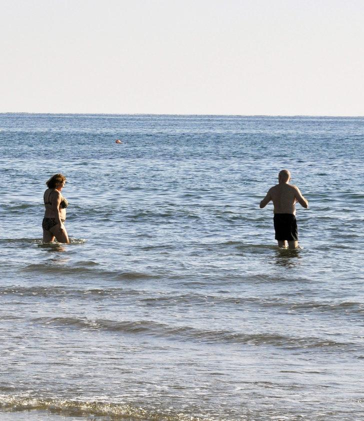 Antalya'da turistler aralık ayında denize girdi G3