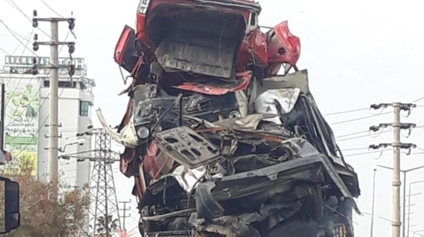 Adana'da hurda araç taşıyan kamyon trafikte tehlike saçtı