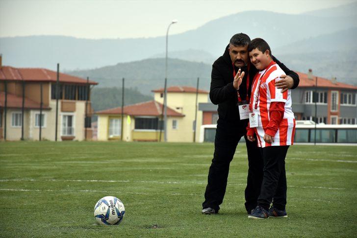 Down sendromlu iki çocuğun "yeşil sahaya çıkma" hayali gerçek oldu G1