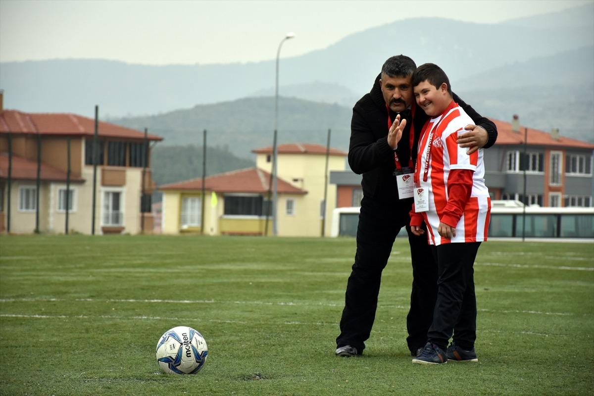 Down sendromlu iki &ccedil;ocuğun "yeşil sahaya &ccedil;ıkma" hayali ger&ccedil;ek oldu
