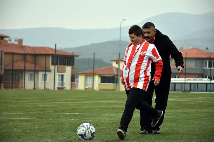 Down sendromlu iki çocuğun "yeşil sahaya çıkma" hayali gerçek oldu G2