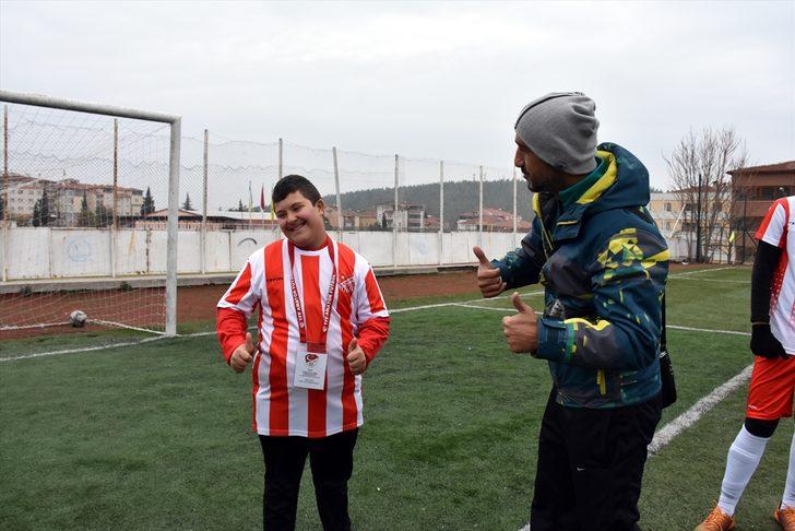 Down sendromlu iki çocuğun "yeşil sahaya çıkma" hayali gerçek oldu G3
