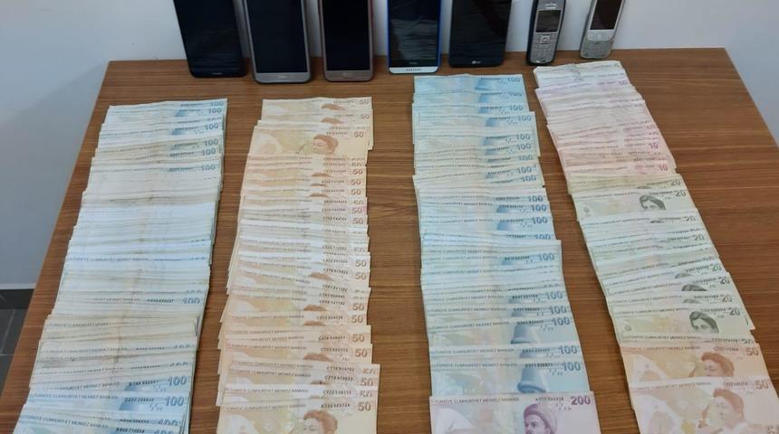 EFT dolandırıcılarına operasyon! Üzerlerinden 17 bin TL çıktı