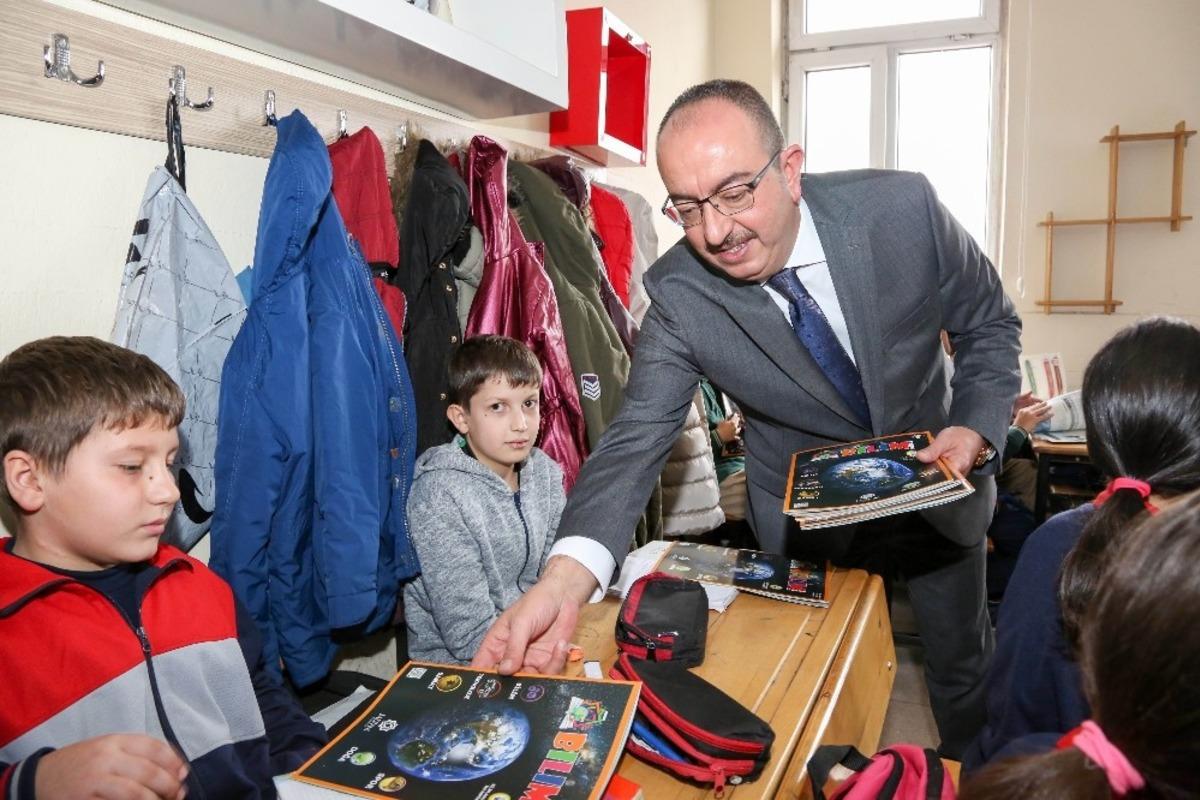 Başkan Kavuş, Bilim Kurdu Dergisi&rsquo;ni &ouml;ğrencilere dağıttı