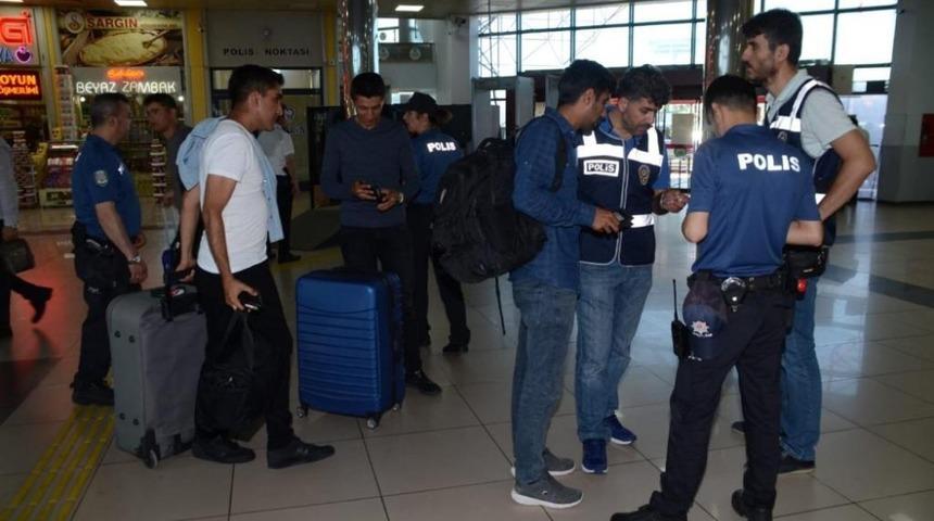 Balıkesir&rsquo;de polis 15 aranan şahsı yakaladı