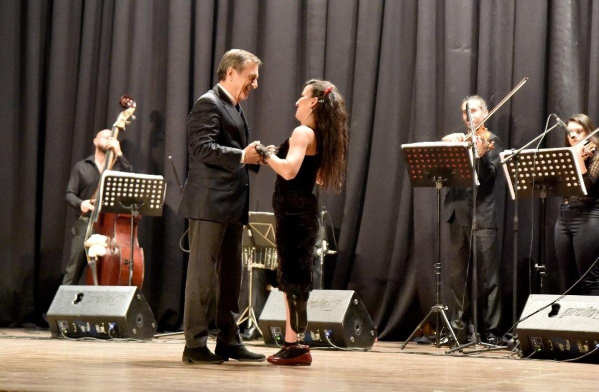Festivalin a&ccedil;ılış dansı Başkan Ata&ccedil; ve Derya&rsquo;dan