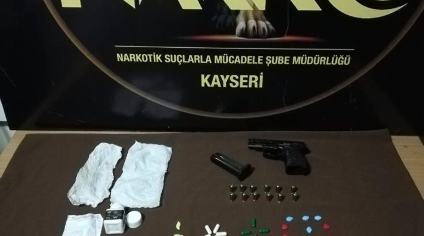 Uyuşturucu taciri 3 kişi g&ouml;zaltına alındı
