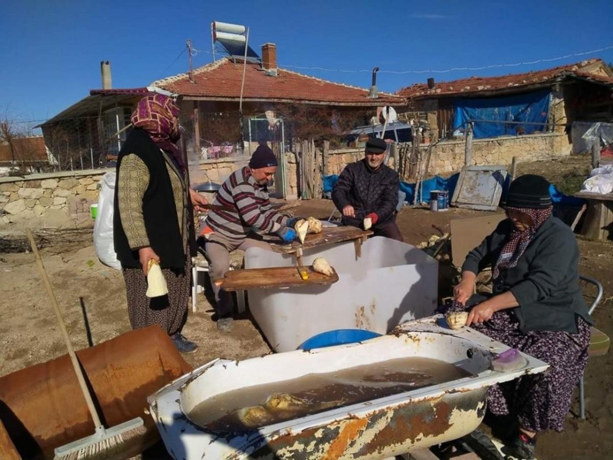 K&ouml;yl&uuml;ler pancar pekmezi yapmaya başladı