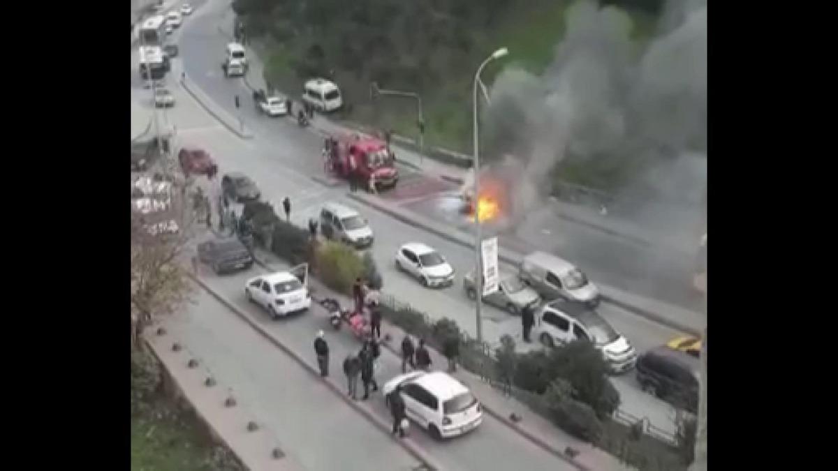 Yanan otomobilden kayınvalidesini kurtarmak i&ccedil;in canını hi&ccedil;e saydı