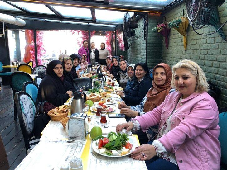 Duygu Koçak Çorumlu kadınlarla kahvaltıda buluştu G1