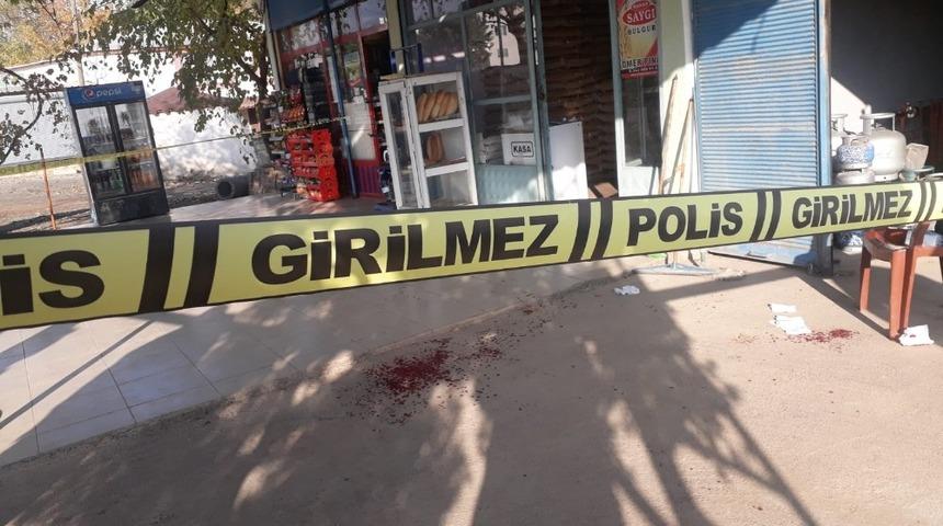 Kurusıkı tabanca ve sobalı 4 kişi market sahibini darp etti