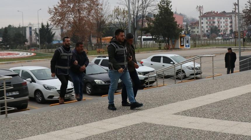 Nakliyecilik yapmak i&ccedil;in &ccedil;aldıkları kamyonla yakalandılar