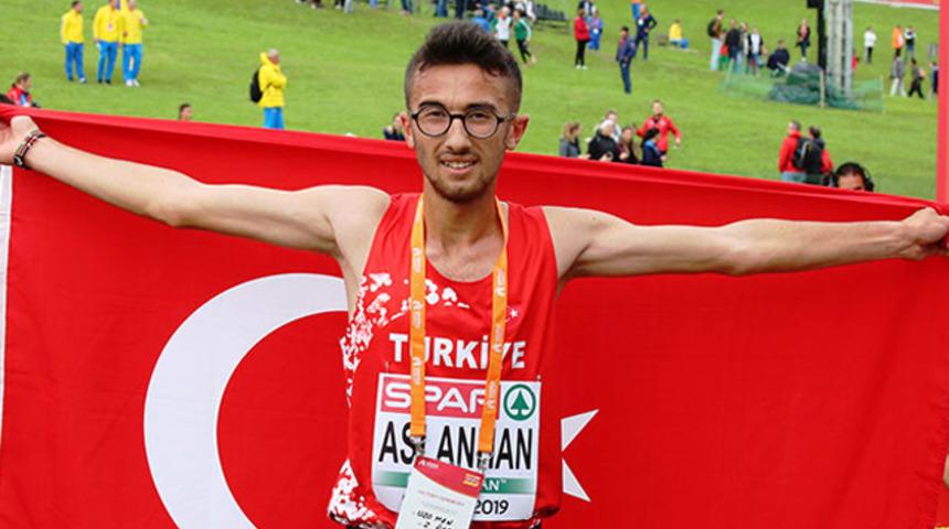 Ayetullah Aslanhan'dan gümüş madalya