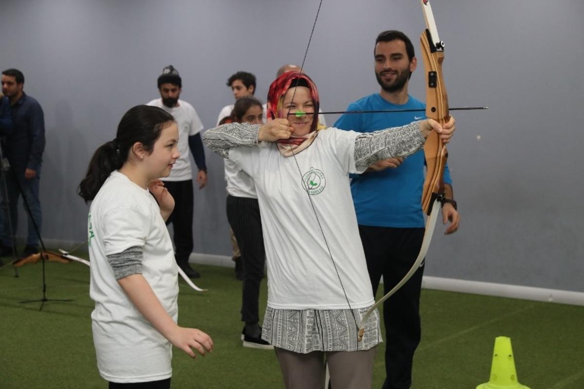 &Ccedil;ocuklarıyla birlikte şampiyonluk i&ccedil;in ok attılar