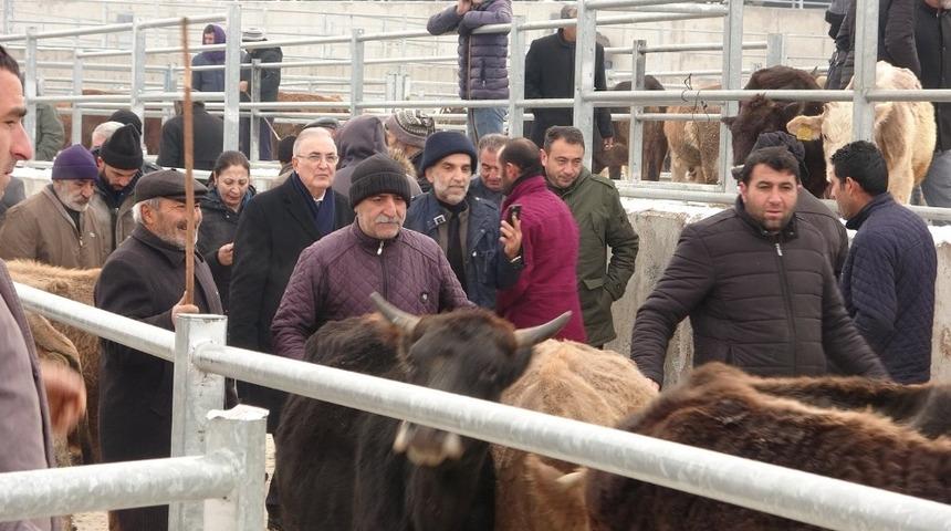 Ensar &Ouml;g&uuml;t, hayvan pazarında besicilerle bir araya geldi