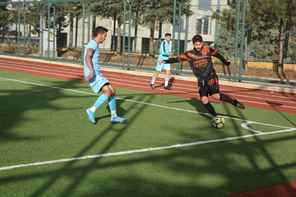 Isparta&rsquo;da 4 kırmızı kartın &ccedil;ıktığı ma&ccedil;ın galibi Emrespor oldu