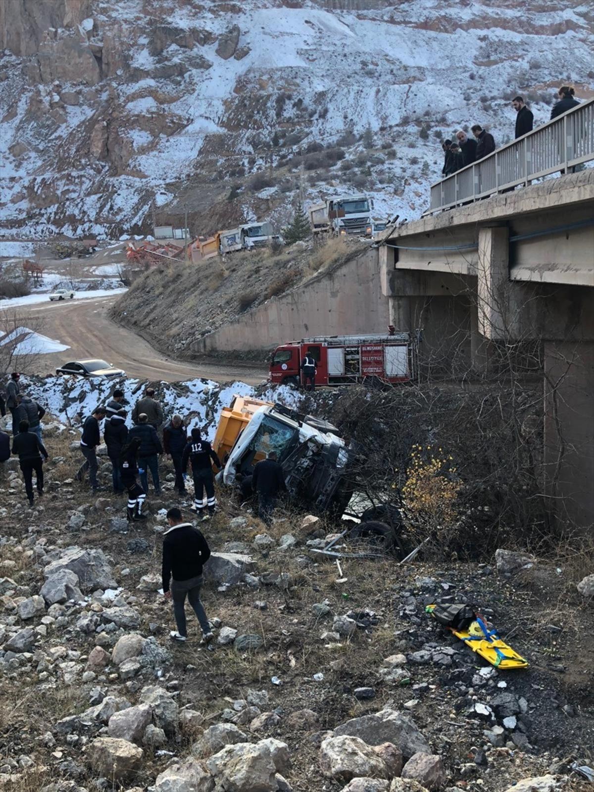 K&ouml;pr&uuml;den d&uuml;şen hafriyat kamyonunun s&uuml;r&uuml;c&uuml;s&uuml; hayatını kaybetti